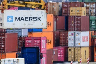Le commerce extérieur de la Suisse a reculé au deuxième trimestre, tant au niveau des exportations que des importations, après le record du trimestre précédent. (archives) KEYSTONE/EPA/HANNIBAL HANSCHKE